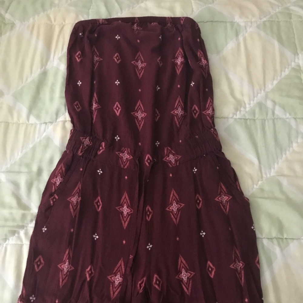 Burgundy strapless romper with star pattern✨